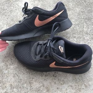 Women Nike Tennis Shoe 10